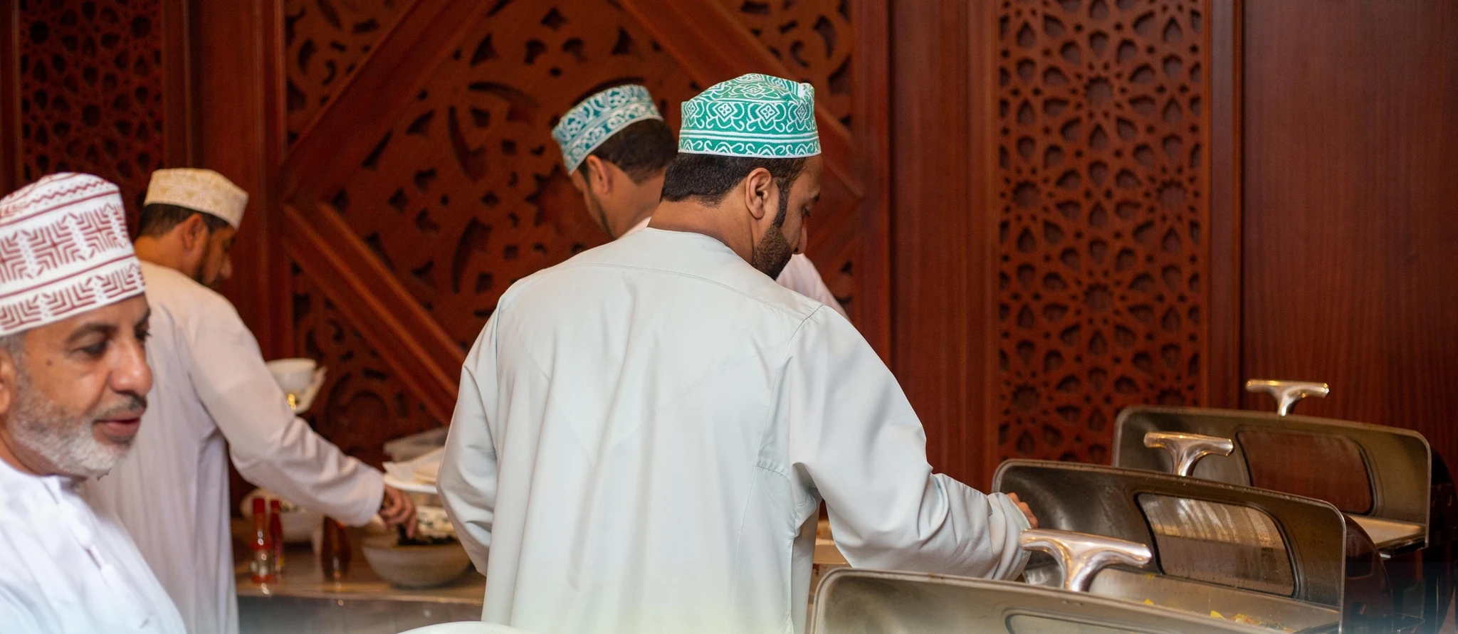 ضيوف يتناولون الطعام من بوفيه الضيافة