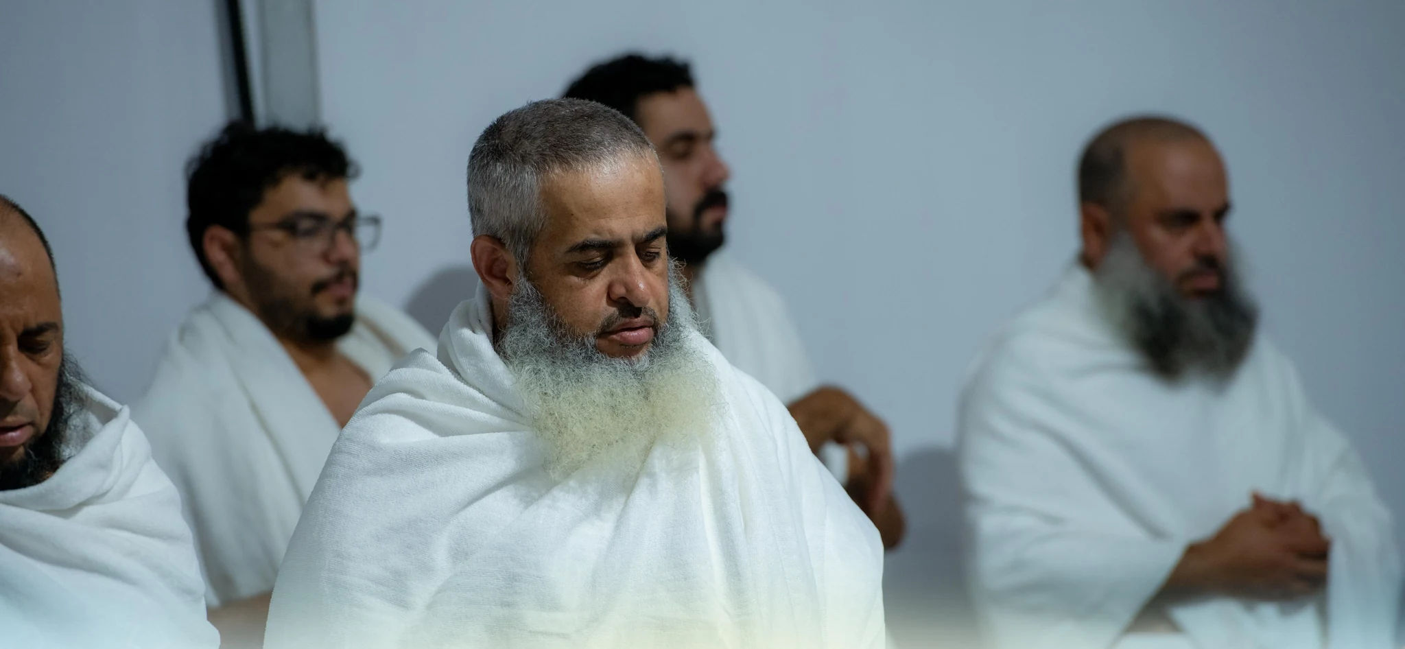 الحجاج بملابس الإحرام خلال الرحلة