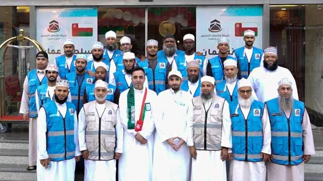 صورة جماعية لفريق مناسك الحرمين
