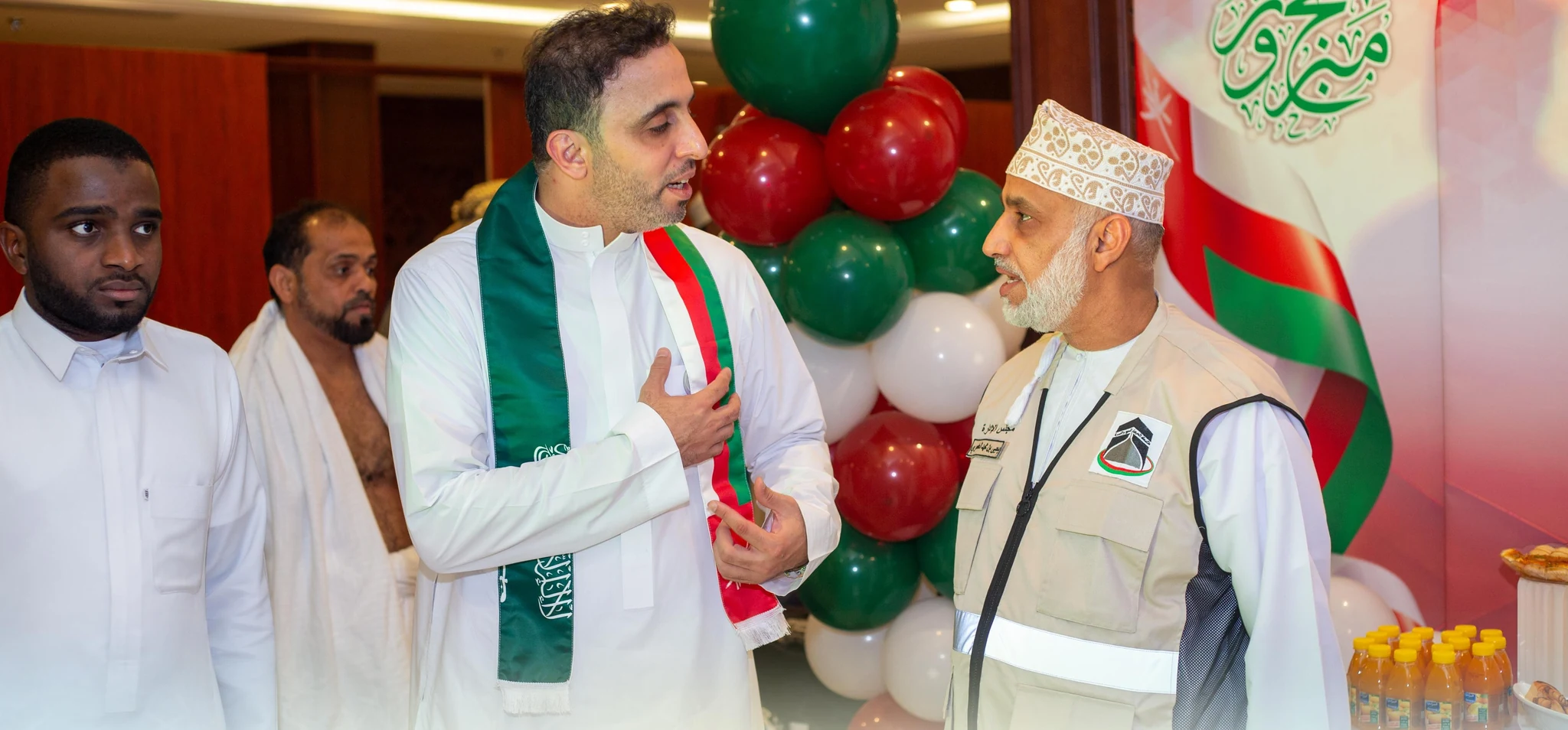 جانب من الاستقبال بأعلام عُمان وزينة الترحيب